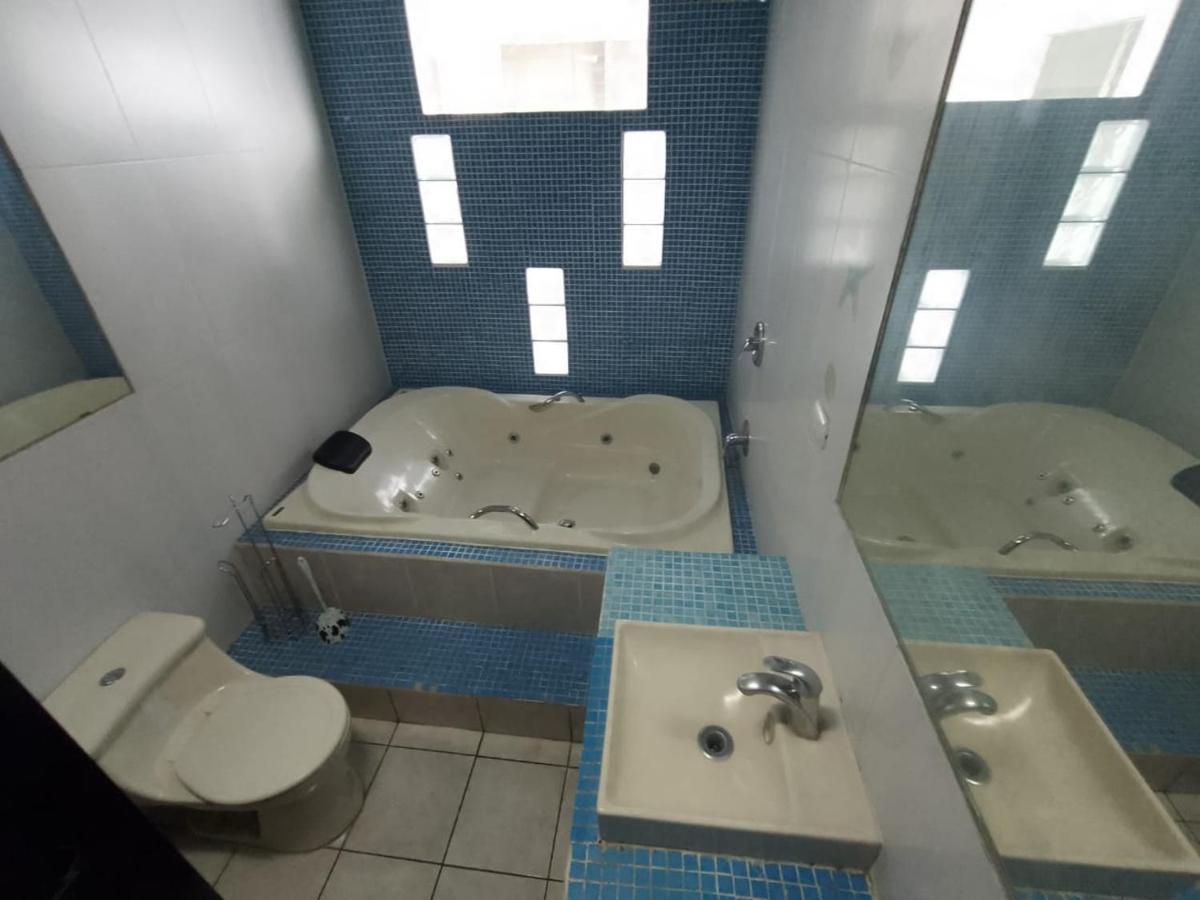 Hostal Los Heroes Антигуо-Кускатлан Экстерьер фото